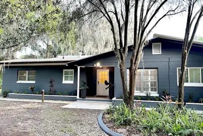 Image de Lakeview house with old Florida feel close to everything fun in Central Florida