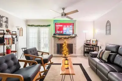 Image de City Escape with King Bed, Arcade, Bagel Bar, & Firepit