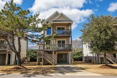 Image de Oceanside, Community Pools, M24, Sunshine & Tan Lines