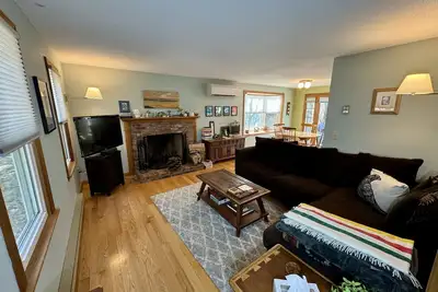 Image de Eastham Classic Cape Cod style residence, beds made, pets by interview!