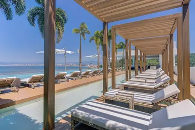 Image de High End SohoPV Corner Unit wth Spacious Balconies