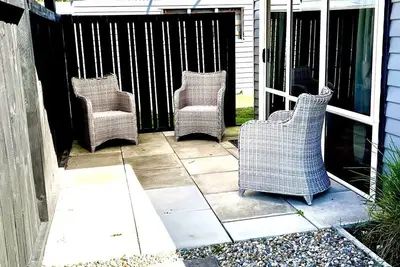 Image de A comfy 2 bedroom Gottage with a 5 minute stroll to the lake.