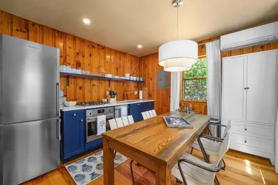 Image de Chic Coastal Cottage Near Beach