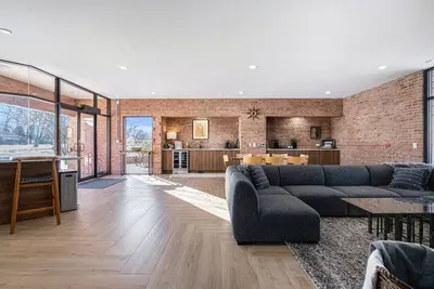 Image de The Bank- Historic Charm, Modern Stay in the Heart of Three Oaks