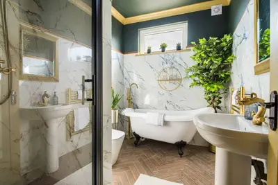 Image de Luxury Versace 2 Bed, Hot Tub, Pool Table, Sky Tv