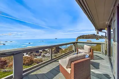 Image de Beachfront home, great for families, ocean access from yard, hot tub