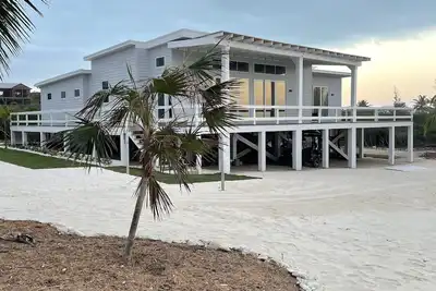 Image de New Ocean Front Home!