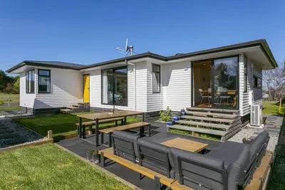 Image de Secluded Lake Escape with sweeping reserve views near the Botanical Gardens