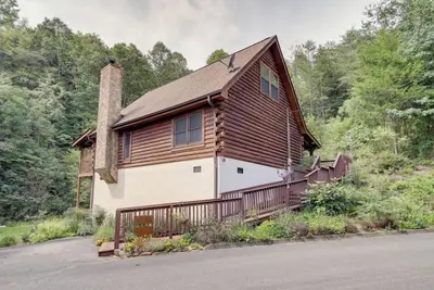 Image de Golden Grizzly by Beyond Expectations: Cabin w/ Hot Tub & Private Creek Access