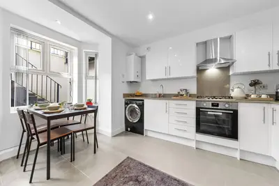 Image de 2 bed Modern Basement Flat Popular Stoke Newington London Close to Transport.