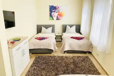 Image de Moderne Ferienwohnung mit 3 Schlafzimmern, Küche und Bad