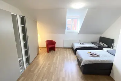 Image de Moderne Ferienwohnung mit 2 Schlafzimmern, Küche und Bad