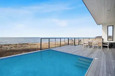 Image de Modern North Fork Retreat: Beachfront, Heated Pool