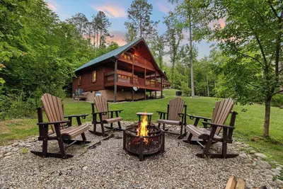Image de Private Hot Tub, Mt. LeConte Views, Wood Firepit, Free Attraction Tickets!