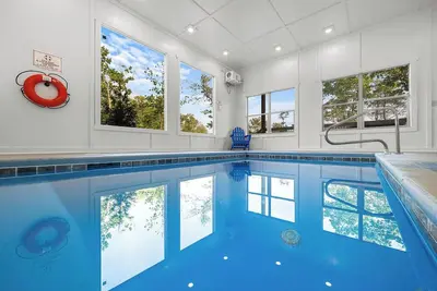 Image de Brand New, indoor pool, outdoor picnic/firepit, Views, Pool table hot tub.