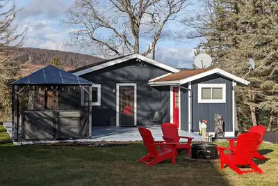 Image de Vintage 1960s Cardinal Cottage, w/ hot tub, fire pit, and 5 mins from the Lake
