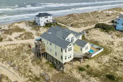 Image de 7 Bdrm Spectacular Oceanview home Ac, Starlink, private pool/hot tub & game room!