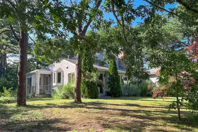 Image de Private, beautifully renovated home - walk to Wellfleet Cinemas & Rail Trail