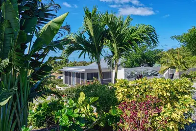 Image de Seabreeze cottage with private  pool and sunset view