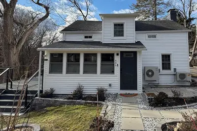 Image de Updated Country Home in New Paltz. New 600+ sq ft deck!