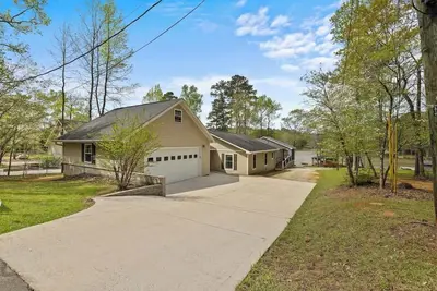 Image de Lakeside Bungalow, Sleeps 12, Private Dock + More!