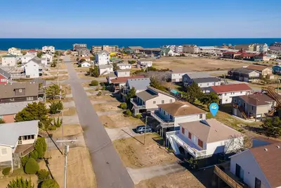 Image de Beautifully updated beach house in the heart of Kill Devil Hills by Sun Realty