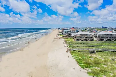 Image de Beautifully remodeled, near beach access walkover!