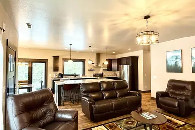 Image de Moonlit Summit with hot tub, lots of great parking and views