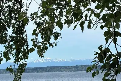 Alki Beach modern and cozy 3 bdrm home near dining, Lumen and T-Mobile park.