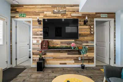 Image de Cozy rustic retreat - 15 min to Yyc Airport and Downtown and near Banff