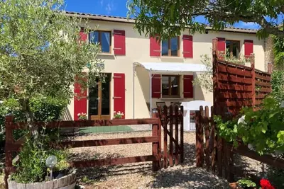 Image de Charming Gite 3* + pool + tasting room. Beautiful views down the Seugne Valley.