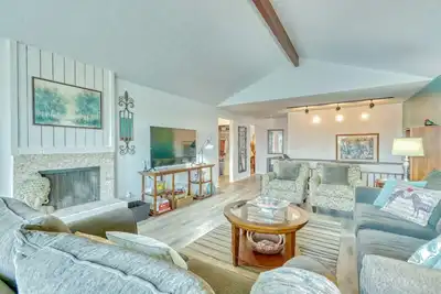Image de Lovely 4 bedroom house, wooded lot with Bay views. Quiet, conveniently located.