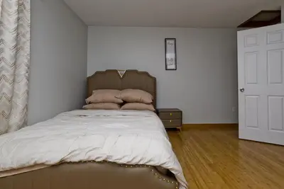 Image de Cozy 3-bedroom Duplex2 in beautiful Springfield with WiFi, central Ac