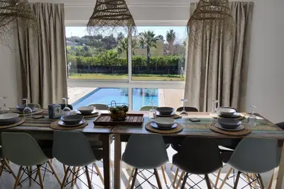 Image de Large very spacious modern 4 Bedroom Villa sleep 8 to 10