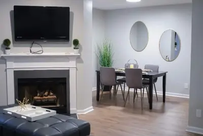 Image de Cozy 2-bedroom condo with WiFi, Ac very close to Golf!