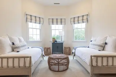 Image de Tranquil Retreat: Serene & Stylish Home, just 5 minutes from Cape Cod beach