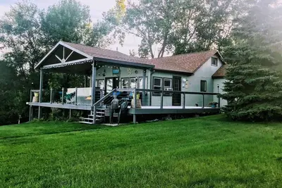 Image de Lake Sakakawea Lakefront ;   Luxury Spacious 4-Bedroom Cabin