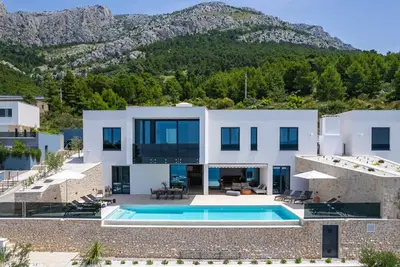 Image de Extravagant Omis Villa | 5 Bedrooms | Villa Chazaret | Frontline Location | Spectacular Sea Views | Pool Table & Sauna