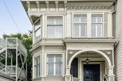 Image de A charming Victorian home in Sf's historic Haight-Ashbury district