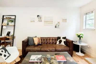 Image de Explore Downtown Austin from a Hip Condo with a Balcony