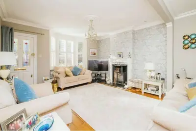 Image de Beautiful 3 bed, 2 bath cottage in Ascot with off road parking. Great location!