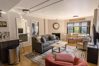 Image de Sc 5406: King Bed Modern Retreat | Comfort, Fireplace & Easy Ski Access