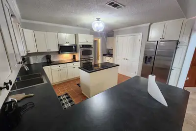 Image de Waterfront Estate –Spacious 10-Sleeping Area Retreat on Private Lake