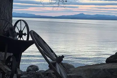 Image de A New York camp on Lake Champlain, private pebble beach frontage.