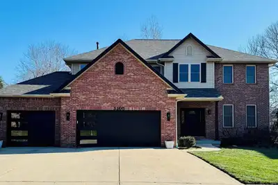 Spacious home 5 miles from Iu