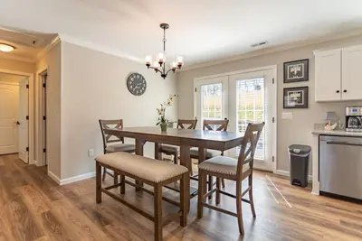 Image de Charming new 3-bedroom house with Hot Tub. 20 minutes from Asheville.