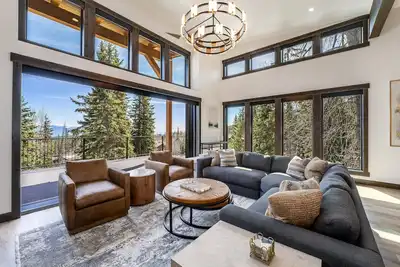 Ski In\/Ski Out, Pool Table + Hot Tub & Views!