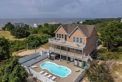 Oceanside, close to Duck Village, 7 bed, 4. 1 bath, pool, hot tub, dogs allowed!