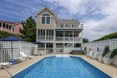 Southern Comfort in Duck! Oceanside in Duck, 6 bed, 6. 1 bath, dog friendly with pool and hot tub!