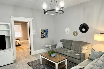 Image de Beautiful Tree-Top Apartment Home with Expansive Two Bed, Two Bath En-suites.